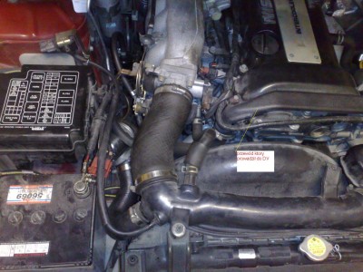 długi przewód idący od DV do filtra powietrza