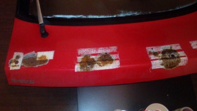 Tu jeszcze z resztkami taśmy. Po dokładnym oczyszczeniu blacha w okolicach otworów została ponacinana i wklepana do środka tak aby przy docieraniu nie okazało się że warstwa laminatu jest za cienka