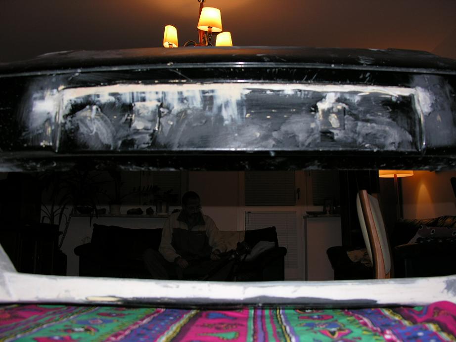 a tutaj moze slabo widac ale jest szparkens zeby wsunac do gory blache coby byla na rowno z dolna krawedzia zeby IC nie zaslaniac. rowno z cyframi jest od gory.<br />madre to :p