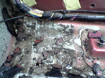 Za fotelem kierowcy - troche dziurek...