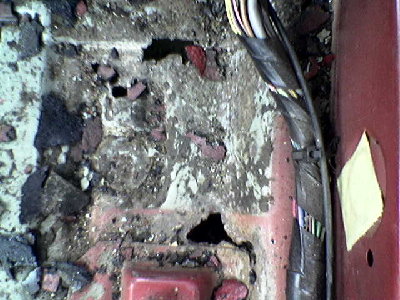 Tutaj jest najtragiczniej (za fotelem kierowcy)