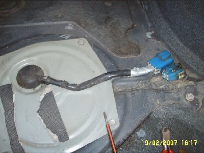 naszą pompę mamy w bagarzniku po prawej stronie od koła zapasowego.<br />podnosimy dywanik i widzimy wtyczkę zasilającą oraz pokrywkę z 4 śróbami.<br />Wtyczkę rązłączamy i odkręcamy śróby kluczem 10 ;)