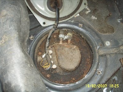 Po ściagnieciu pokrywki zewnetrznej dostajemy sie do pokrywy baku.<br />Tu spotykamy 6 śrób na &amp;quot;krzyżak&amp;quot; lub na klucz 8.<br />Odłączamy węże i delikatnie odkładamy tak by nam nie wpadły(uciekły) ponizej.<br />Chyba,że ktoś ma małe zgrabne rączki to sobie wycia