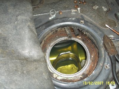 po poprzedniej operacji możemy bez problemu wyciągnąć naszą seryjną pompę.<br />Jak widzimy w baku znajduje się ciecz 98 wiec palenie podczas wymiany niewskazane ;)