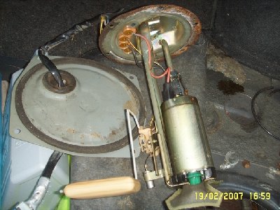 tak wyglada nasza seryjna pompa paliwa.<br />zabieramy ją sobie do domu by odciąć <br />lub odlutować przewody zasilające pompę(blado_czerwony+ i czarny- )<br />mozna zamiast lutowania uzyć konektorów do zagniecenia <br />załączonych w zestawie montażowym ale lutowanie jest