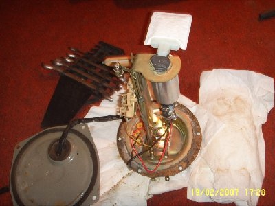 po wyciągnieciu seryjnej pompy <br />wkładamy walbro stosująć elementy z zestawu montażowego <br />,wciskamy w pompę wtyczkę zasilającą <br />i lutujemy przewody na miejsce tych poprzednich.ze starej pompy z zachowaniem biegunowości +- ;)<br /><br />teraz mozemy wracać do auta i